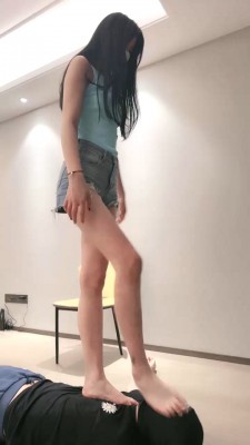 【网盘】【诗酒年华】素人S-转胯爬行/裸足踩踏/喝口水 bf29257