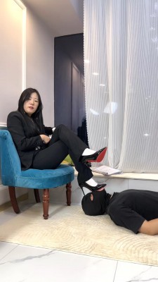 【网盘】【羊羊】剧情-老师与学生-高跟白袜-骑马爬行/踩踏/闻舔原味 bf29292