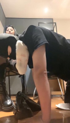 【网盘】【伊诺】双S萝莉主-掐乳/棉袜丝袜闻舔/骑狗背/漱口水/脚插嘴 bf29334