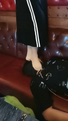 【网盘】【凌儿女神】KTV-全体重踩狗脸/鞭打当座椅 bf29480