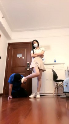 【网盘】【伊伊sama】小白鞋S转胯踩踏/肉丝脚白袜狂舔 bf29560