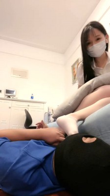 【网盘】【伊伊sama】小白鞋S转胯踩踏/肉丝脚白袜狂舔 bf29560