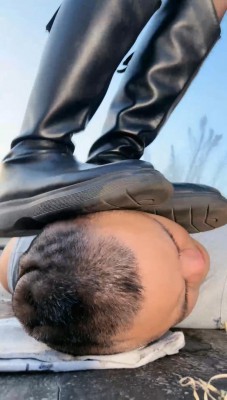 【网盘】【领主老大】户外训调双狗-铁路遛钻胯踢裆/天台皮靴跳踩碾头 bf29548