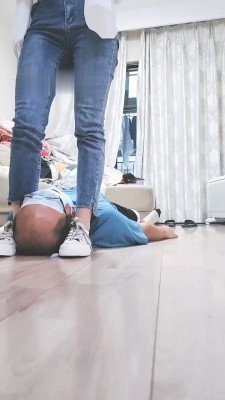 【网盘】【嘉妮】下跪伺候-胯下辱/踩踏/臭脚捂脸 bf29582