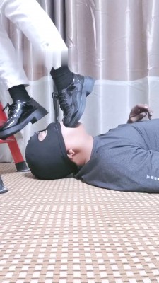 【网盘】【敏敏郡主】全体重踩两插嘴/舔超脏鞋底/碾手转胯骑马 bf29908