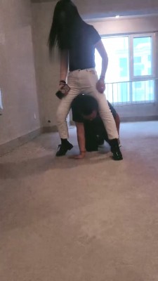 【网盘】【敏敏郡主】全体重踩两插嘴/舔超脏鞋底/碾手转胯骑马 bf29908