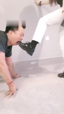 【网盘】【敏敏郡主】全体重踩两插嘴/舔超脏鞋底/碾手转胯骑马 bf29908