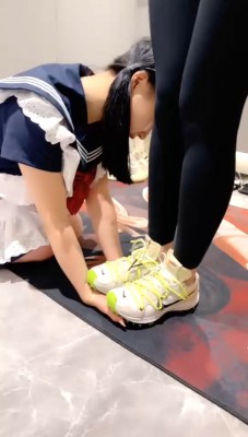 【网盘】【美美子】可爱女仆伺候-踩狗爪/桌底伺候/骑马转胯/闻鞋闻袜 bf29925