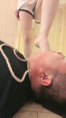 【网盘】【香芋朱朱】开发闺蜜做S-鞋耳光/喝洗脚水圣水/踩踏【完整版】bf30176