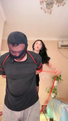 【网盘】【傲雪】全体重踩踏脚抽耳光/黑丝脚深喉插嘴 bf30327