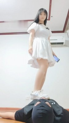 【网盘】【悦主大大】小白鞋白丝-转胯/全体重踩踏/臭脚丫捂脸 bf30332