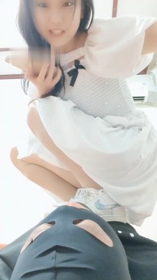 【网盘】【悦主大大】小白鞋白丝-转胯/全体重踩踏/臭脚丫捂脸 bf30332