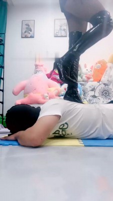 【网盘】【兔兔大人】长靴全体重踩/骑马/网袜闻舔/耳光 bf30398