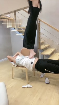 【网盘】【陈甜女蒂】喝圣水/人体坐垫/全体重踩踏 bf30481