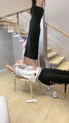 【网盘】【陈甜女蒂】喝圣水/人体坐垫/全体重踩踏 bf30481