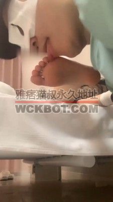 【网盘】【精神小妹】深夜闻舔素人白袜裸足 JS23073126