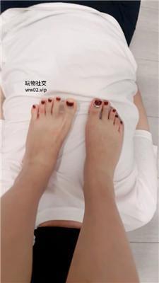 【网盘】【2024-11-04】【梦中的女王】裸足踩脚垫恋足舔 JS241028-27