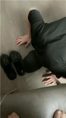 【网盘】【2024-11-26】【彩虹】狗链拴狗-跪舔皮鞋及膝黑袜 JS241108-33