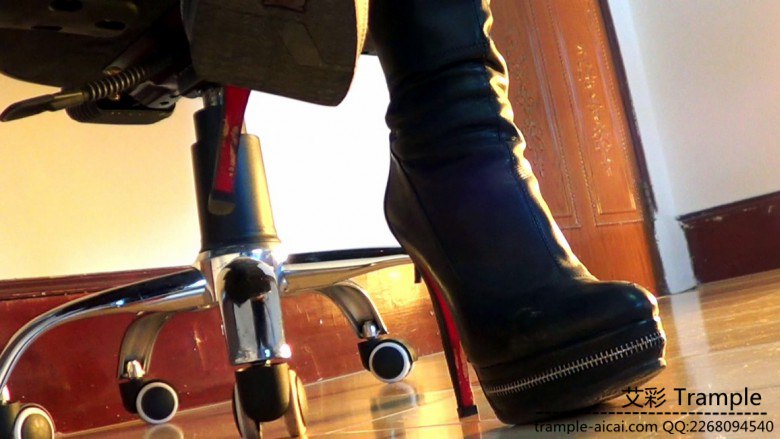 【网盘】黑冰踩着脸喂脚趾甲 舔靴底