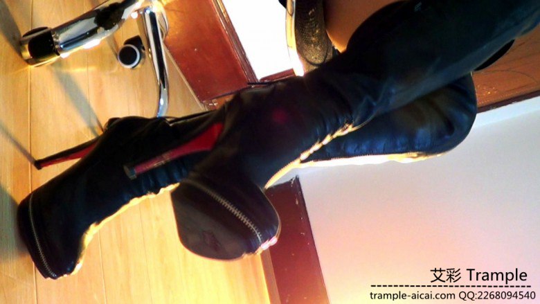 【网盘】黑冰踩着脸喂脚趾甲 舔靴底