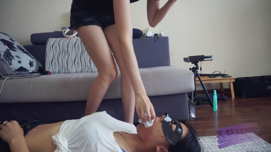 【网盘】『小妮女女』白袜运动鞋的羞辱践踏女奴