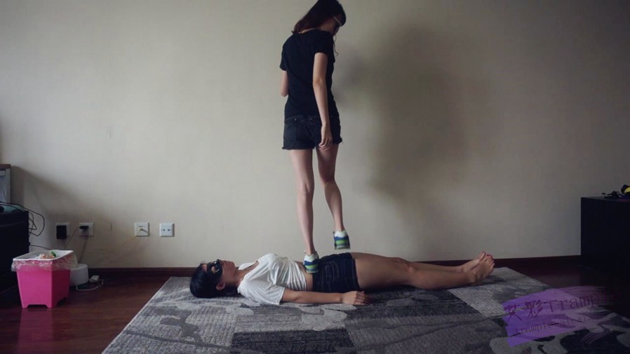 【网盘】『小妮女女』白袜运动鞋的羞辱践踏女奴