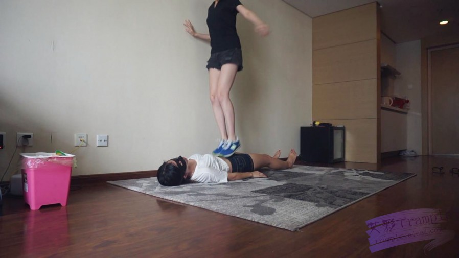 【网盘】『小妮女女』白袜运动鞋的羞辱践踏女奴