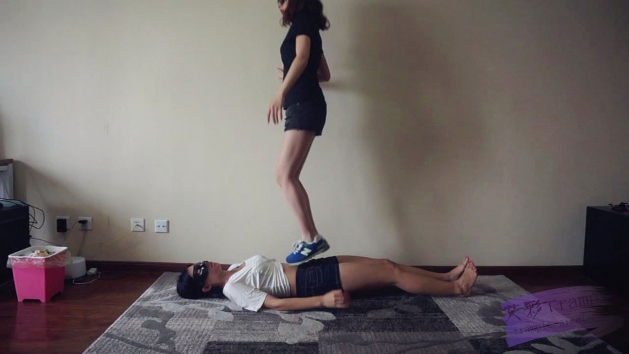 【网盘】『小妮女女』白袜运动鞋的羞辱践踏女奴