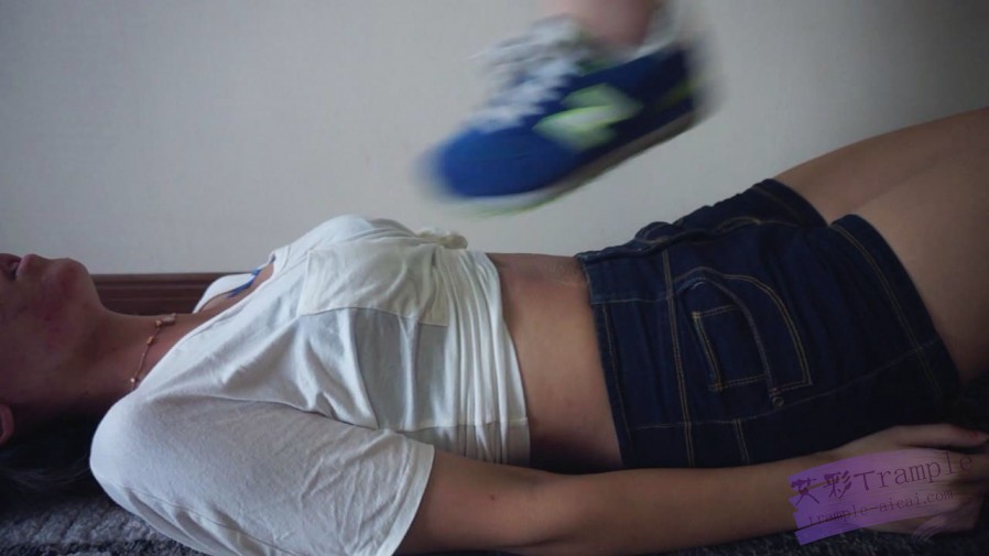 【网盘】『小妮女女』白袜运动鞋的羞辱践踏女奴