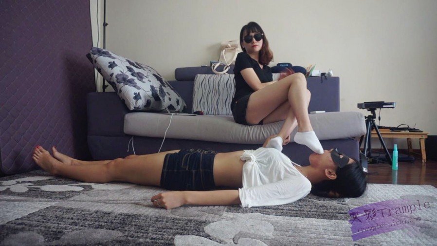 【网盘】『小妮女女』白袜运动鞋的羞辱践踏女奴