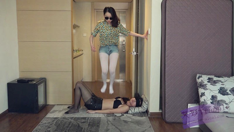 【网盘】『小妮女女』无情践踏女M，纯虐，胸踩憋，脸变形