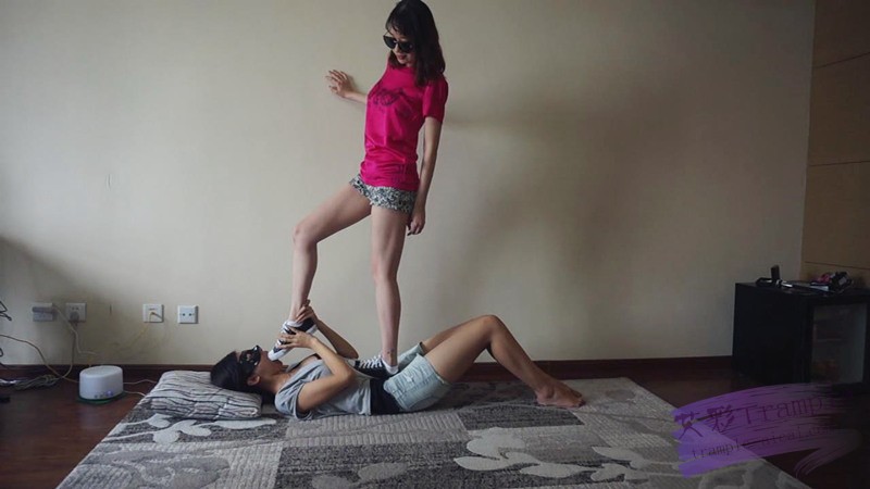 【网盘】『小妮女女』恋足妹妹,撒娇让姐姐踩自己,舔姐姐的鞋袜