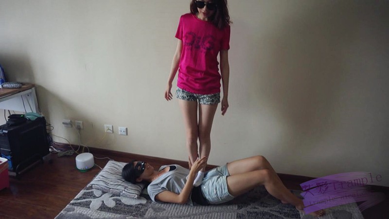 【网盘】『小妮女女』恋足妹妹,撒娇让姐姐踩自己,舔姐姐的鞋袜