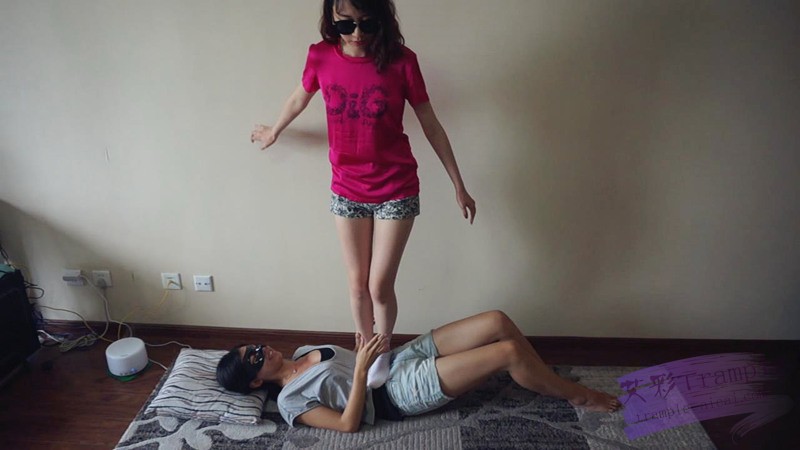 【网盘】『小妮女女』恋足妹妹,撒娇让姐姐踩自己,舔姐姐的鞋袜