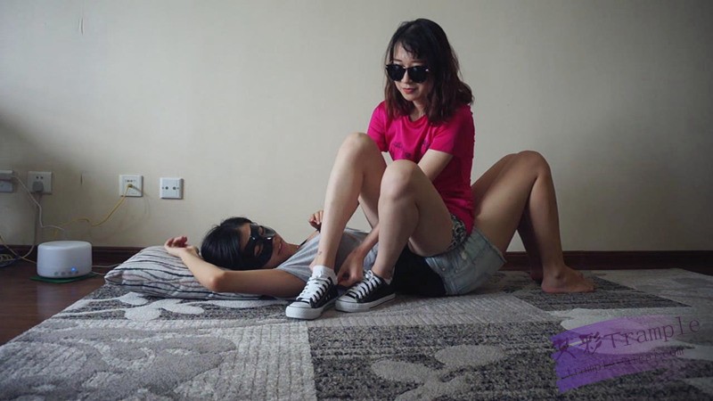 【网盘】『小妮女女』恋足妹妹,撒娇让姐姐踩自己,舔姐姐的鞋袜