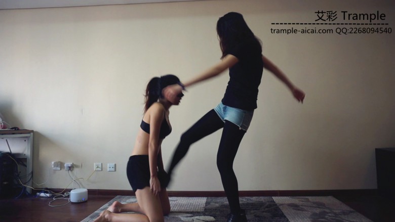 【网盘】『小妮女女』原味白袜皮靴暴力调教瘦弱女M,踢裆,踩踏,羞辱,闻臭袜子。