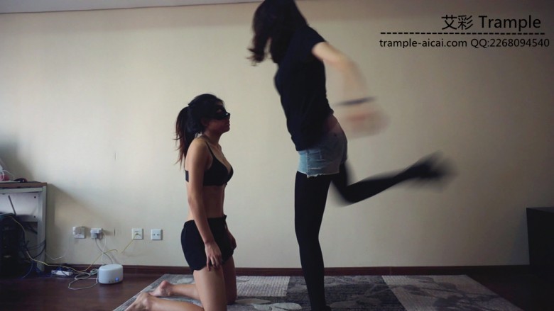 【网盘】『小妮女女』原味白袜皮靴暴力调教瘦弱女M,踢裆,踩踏,羞辱,闻臭袜子。