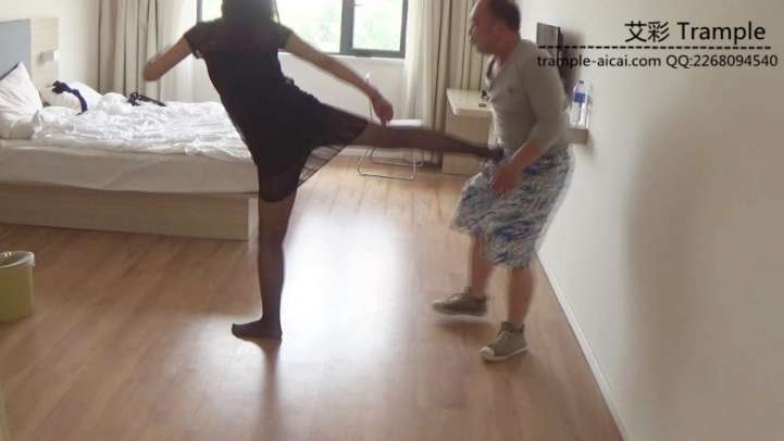 【网盘】好色房东偷吻女租客内衣遭虐打