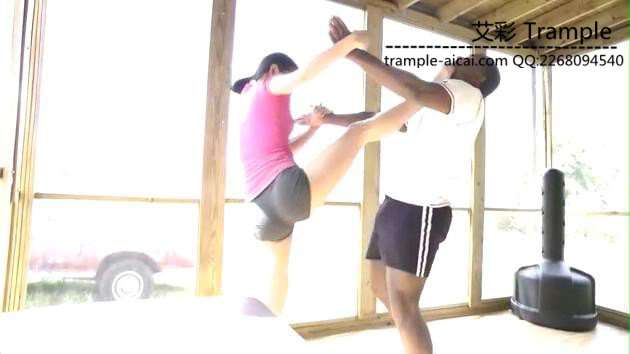 【网盘】好色房东偷吻女租客内衣遭虐打