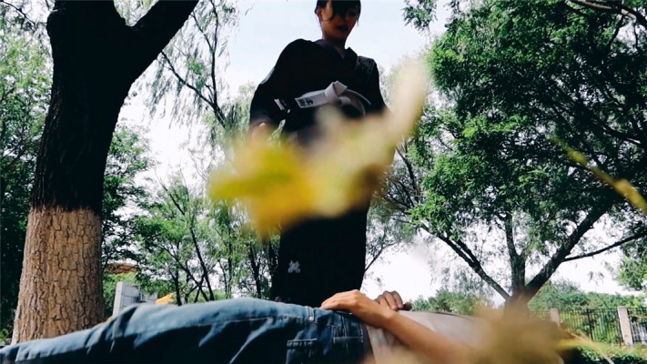 【网盘】【冰时代】野外暴力踹脸踢死偷窥者冰果棍