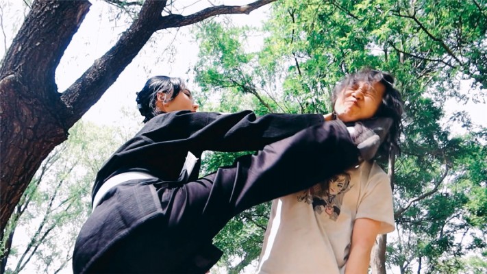 【网盘】【冰时代】野外暴力踹脸踢死偷窥者冰果棍