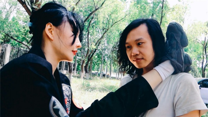 【网盘】【冰时代】野外暴力踹脸踢死偷窥者冰果棍