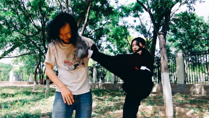 【网盘】【冰时代】野外暴力踹脸踢死偷窥者冰果棍