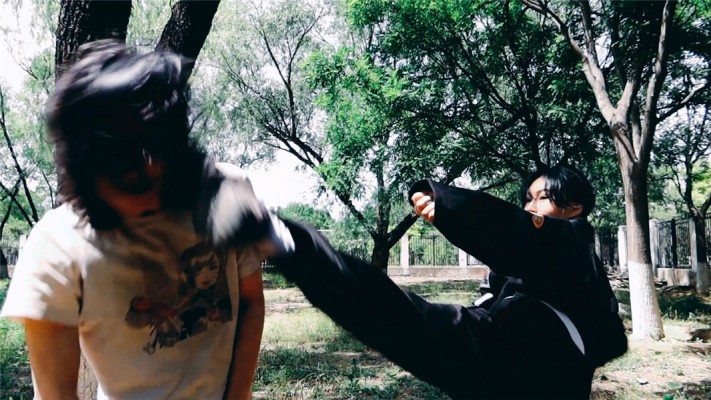 【网盘】【冰时代】野外暴力踹脸踢死偷窥者冰果棍