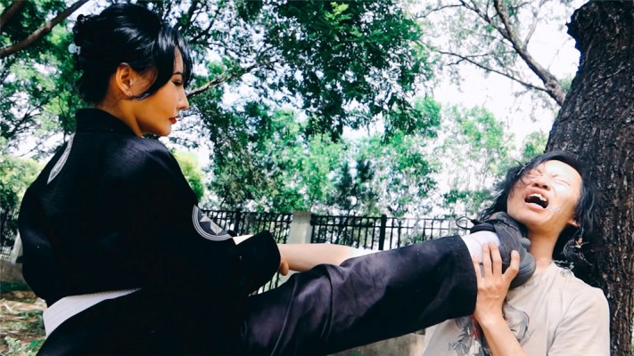 【网盘】【冰时代】野外暴力踹脸踢死偷窥者冰果棍