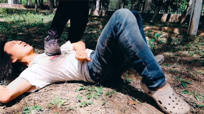 【网盘】【冰时代】野外暴力踹脸踢死偷窥者冰果棍