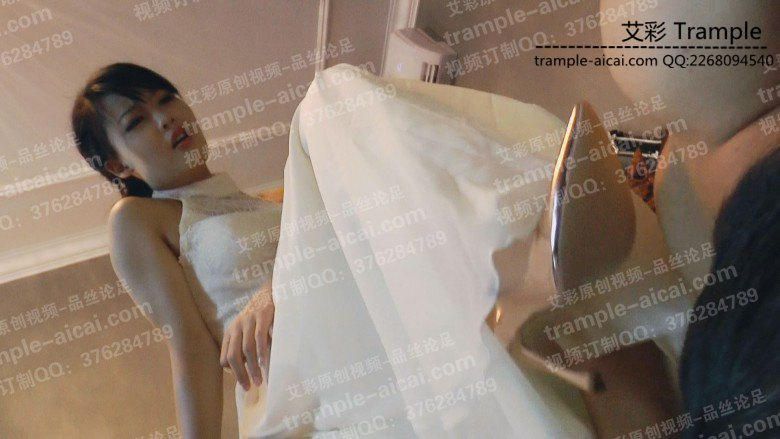 【网盘】馨雨礼服金色高跟鞋踩踏