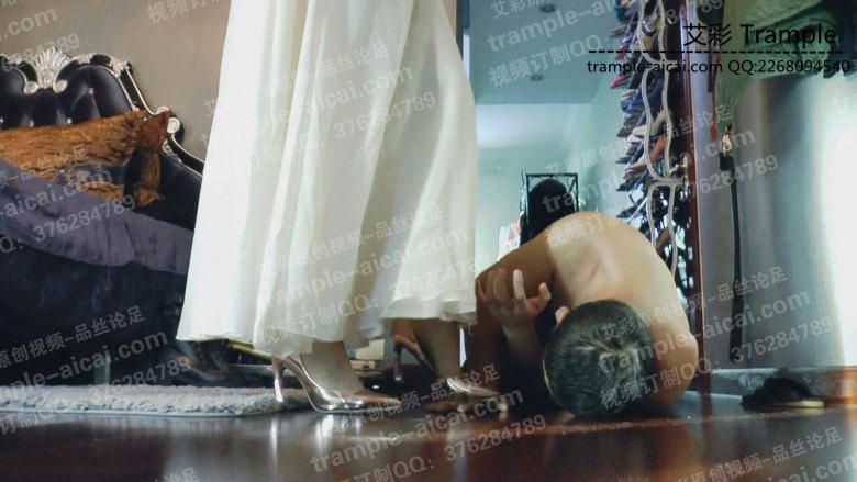 【网盘】馨雨礼服金色高跟鞋踩踏