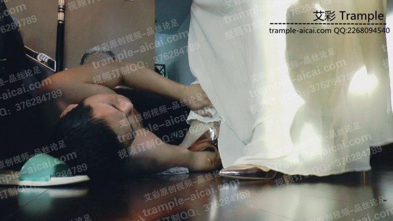 【网盘】馨雨礼服金色高跟鞋踩踏