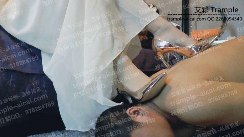 【网盘】馨雨礼服金色高跟鞋踩踏